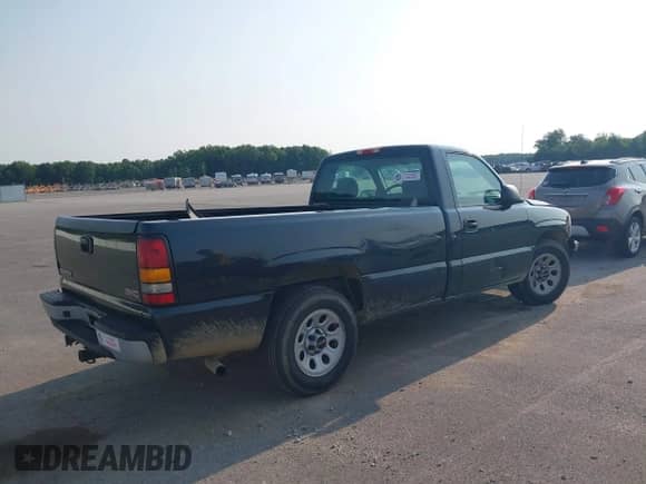 2005 GMC Sierra 1500 Work Truck z VIN 1GTEC14X05Z190508, wystawiony jako IAAI lot #42404098 z przebiegiem 169 043 mil mil oraz . Historia ofert i sprzedaży dostępna na DreamBid. Obrazek 4.