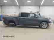 2022 Ram 1500 Big Horn z VIN 1C6RRFFG2NN410725, wystawiony jako IAAI lot #43107175 z przebiegiem 26 975 mil mil oraz . Historia ofert i sprzedaży dostępna na DreamBid. Obrazek 13.