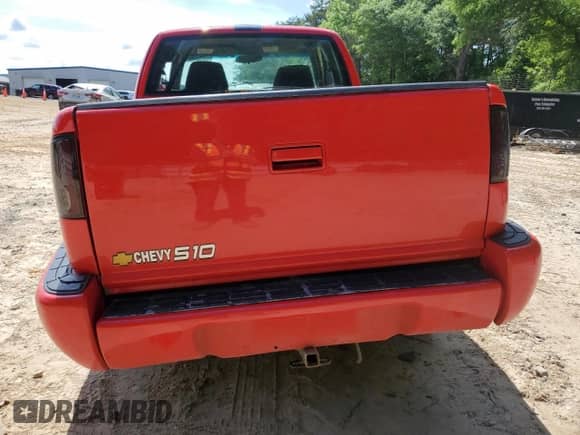 2002 Chevrolet S-10 LS z VIN 1GCCS195128221865, wystawiony jako Copart lot #56324025 z przebiegiem Nie podano mil oraz Szkoda całkowita • Salvage title. Historia ofert i sprzedaży dostępna na DreamBid. Obrazek 6.