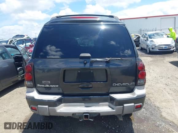 2004 Chevrolet TrailBlazer EXT LS z VIN 1GNES16SX46123166, wystawiony jako IAAI lot #42750691 z przebiegiem 131 507 mil mil oraz . Historia ofert i sprzedaży dostępna na DreamBid. Obrazek 16.