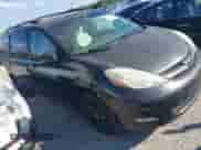2006 Toyota Sienna XLE z VIN 5TDZA22C06S511978, wystawiony jako IAAI lot #41551414 z przebiegiem 228 839 mil mil oraz . Historia ofert i sprzedaży dostępna na DreamBid. Obrazek 1.