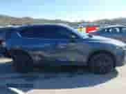 2022 Mazda CX-5 S Carbon Edition z VIN JM3KFBCMXN1619568, wystawiony jako IAAI lot #41828567 z przebiegiem 41 475 mil mil oraz . Historia ofert i sprzedaży dostępna na DreamBid. Obrazek 13.