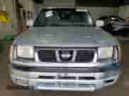 2000 Nissan Frontier XE z VIN 1N6ED26Y2YC369789, wystawiony jako Copart lot #53255695 z przebiegiem 165 792 mil mil oraz Czysty tytuł • Clean title. Historia ofert i sprzedaży dostępna na DreamBid. Obrazek 5.