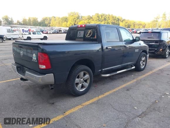 2017 Ram 1500 Big Horn z VIN 1C6RR7LG9HS870450, wystawiony jako IAAI lot #43222712 z przebiegiem 129 863 mil mil oraz . Historia ofert i sprzedaży dostępna na DreamBid. Obrazek 4.