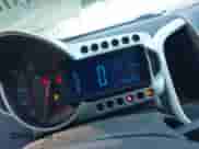 2013 Chevrolet Sonic RS z VIN 1G1JH6SB9D4176972, wystawiony jako IAAI lot #42191316 z przebiegiem 85 102 mil mil oraz . Historia ofert i sprzedaży dostępna na DreamBid. Obrazek 7.