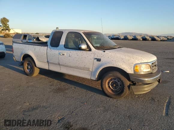 2000 Ford F-150 XL z VIN 1FTRX17L9YKA94727, wystawiony jako Copart lot #72477424 z przebiegiem Nie podano mil oraz Czysty tytuł • Clean title. Historia ofert i sprzedaży dostępna na DreamBid. Obrazek 4.
