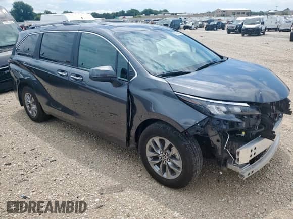 2025 Toyota Sienna XLE z VIN 5TDJSKFC8SS179299, wystawiony jako Copart lot #69054005 z przebiegiem 3 710 mil mil oraz Szkoda całkowita • Salvage title. Historia ofert i sprzedaży dostępna na DreamBid. Obrazek 4.