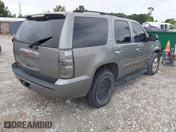 2007 Chevrolet Tahoe LT with VIN 1GNFC13J77R152737, listed as a IAAI auction lot 43146096 with 276,705 mi miles and . Bid and sale history available at DreamBid. Image 4.