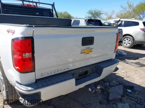 2017 Chevrolet Silverado 1500 Custom z VIN 1GCVKPEC9HZ281704, wystawiony jako IAAI lot #43386564 z przebiegiem 142 940 mil mil oraz . Historia ofert i sprzedaży dostępna na DreamBid. Obrazek 16.