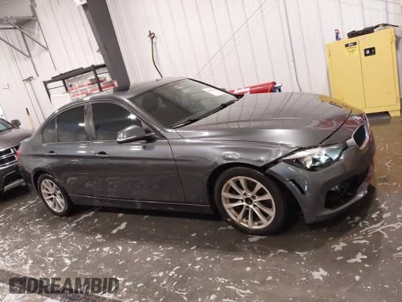 2016 BMW 3 Series 320i xDrive z VIN WBA8A3C54GK690758, wystawiony jako IAAI lot #42824903 z przebiegiem 162 948 mil mil oraz . Historia ofert i sprzedaży dostępna na DreamBid. Obrazek 14.