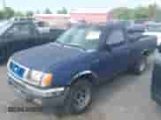 1998 Nissan Frontier XE z VIN 1N6DD21S1WC374512, wystawiony jako IAAI lot #42466596 z przebiegiem 220 621 mil mil oraz . Historia ofert i sprzedaży dostępna na DreamBid. Obrazek 2.