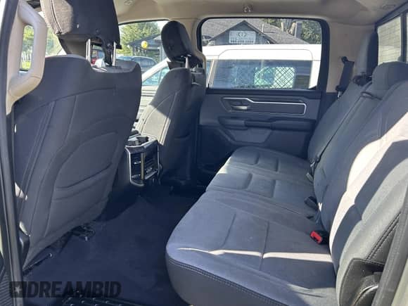 2019 Ram 1500 Big Horn z VIN 1C6SRFFT8KN668838, wystawiony jako IAAI lot #43370126 z przebiegiem 186 629 mil mil oraz . Historia ofert i sprzedaży dostępna na DreamBid. Obrazek 8.