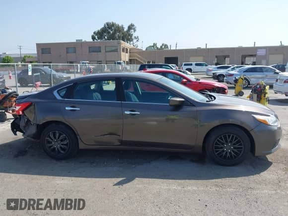 2016 Nissan Altima SV z VIN 1N4AL3AP4GC250154, wystawiony jako IAAI lot #42427546 z przebiegiem 131 884 mil mil oraz . Historia ofert i sprzedaży dostępna na DreamBid. Obrazek 14.