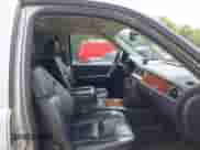 2009 Chevrolet Suburban LTZ z VIN 1GNFK363X9J100709, wystawiony jako IAAI lot #42687530 z przebiegiem 251 856 mil mil oraz . Historia ofert i sprzedaży dostępna na DreamBid. Obrazek 5.