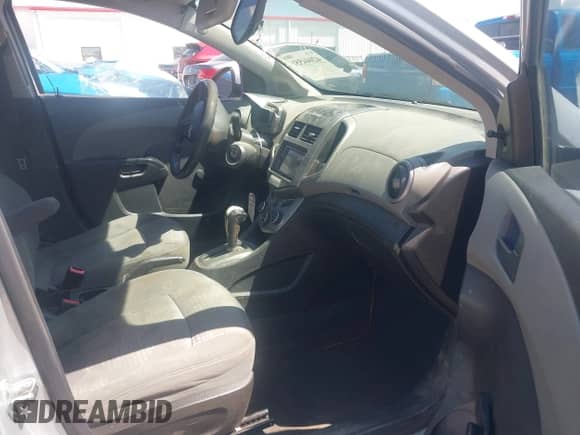 2015 Chevrolet Sonic LS с VIN 1G1JA5SH3F4161521, выставлен на аукционе IAAI как лот 42044551 с пробегом 169 003 миль миль и . История ставок и продаж доступна на DreamBid. Изображение 5.