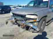 2005 GMC Sierra 1500 SLT z VIN 2GTEC13T251100136, wystawiony jako IAAI lot #41031903 z przebiegiem 440 920 mil mil oraz . Historia ofert i sprzedaży dostępna na DreamBid. Obrazek 6.