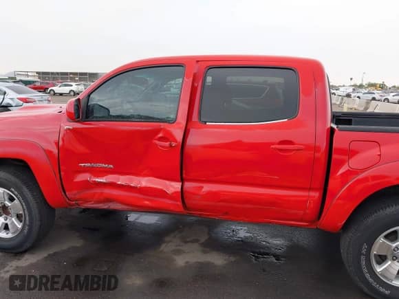 2005 Toyota Tacoma PreRunner z VIN 5TEJU62N55Z132134, wystawiony jako IAAI lot #43417184 z przebiegiem 226 708 mil mil oraz . Historia ofert i sprzedaży dostępna na DreamBid. Obrazek 14.