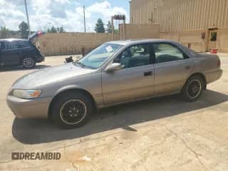 1999 Toyota Camry LE z VIN 4T1BF22K2XU932314, wystawiony jako Copart lot #69739255 z przebiegiem 176 233 mil mil oraz Szkoda całkowita • Salvage title. Historia ofert i sprzedaży dostępna na DreamBid. Obrazek 1.