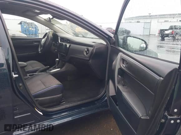 2019 Toyota Corolla XLE z VIN 2T1BURHE8KC154367, wystawiony jako IAAI lot #43333454 z przebiegiem 60 915 mil mil oraz . Historia ofert i sprzedaży dostępna na DreamBid. Obrazek 5.