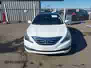 2014 Hyundai Sonata SE z VIN 5NPEC4AC0EH820702, wystawiony jako IAAI lot #43496052 z przebiegiem 134 812 mil mil oraz . Historia ofert i sprzedaży dostępna na DreamBid. Obrazek 12.