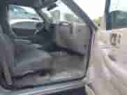 2004 Chevrolet Blazer LS z VIN 1GNDT13X44K124975, wystawiony jako IAAI lot #42881375 z przebiegiem 135 100 mil mil oraz . Historia ofert i sprzedaży dostępna na DreamBid. Obrazek 5.