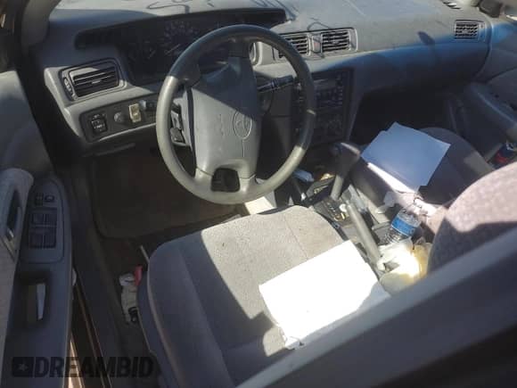 2000 Toyota Camry LE z VIN JT2BG22K3Y0510863, wystawiony jako Copart lot #71069245 z przebiegiem Nie podano mil oraz Szkoda całkowita • Salvage title. Historia ofert i sprzedaży dostępna na DreamBid. Obrazek 8.