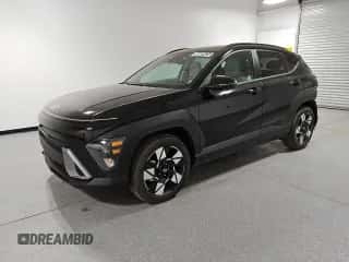 2025 Hyundai Kona SEL с VIN KM8HB3AB7SU221973, выставлен на аукционе Copart как лот 86009424 с пробегом 1 613 миль миль и Чистый • Clean title. История ставок и продаж доступна на DreamBid. Изображение 1.