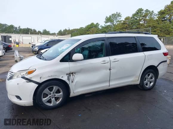 2016 Toyota Sienna LE AAS with VIN 5TDKK3DC8GS716418, listed as a IAAI auction lot 43328263 with 292,765 mi miles and . Bid and sale history available at DreamBid. Image 6.