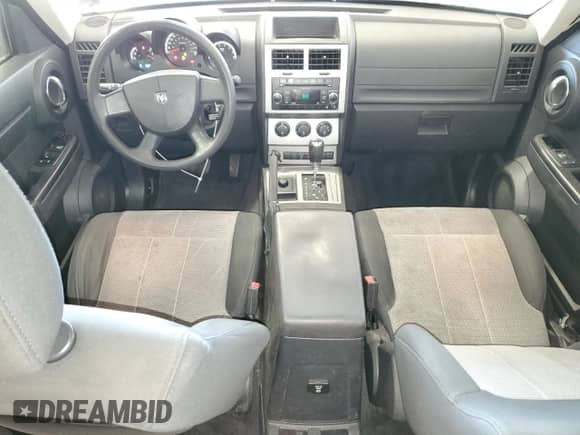 2009 Dodge Nitro SXT z VIN 1D8GU28KX9W536809, wystawiony jako Copart lot #77500034 z przebiegiem 155 737 mil mil oraz Szkoda całkowita • Salvage title. Historia ofert i sprzedaży dostępna na DreamBid. Obrazek 8.