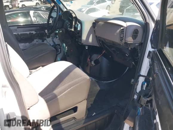 2005 Chevrolet Astro Cargo z VIN 1GCDM19X15B114810, wystawiony jako IAAI lot #42316144 z przebiegiem Nie podano mil oraz . Historia ofert i sprzedaży dostępna na DreamBid. Obrazek 5.