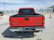 2002 Chevrolet Silverado 2500HD LS z VIN 1GCHK23102F240257, wystawiony jako Copart lot #62684725 z przebiegiem 277 976 mil mil oraz Czysty tytuł • Clean title. Historia ofert i sprzedaży dostępna na DreamBid. Obrazek 6.
