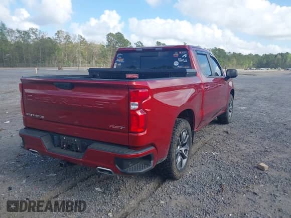 2022 Chevrolet Silverado 1500 RST z VIN 1GCUDEETXNZ561489, wystawiony jako IAAI lot #41959032 z przebiegiem 80 614 mil mil oraz . Historia ofert i sprzedaży dostępna na DreamBid. Obrazek 4.