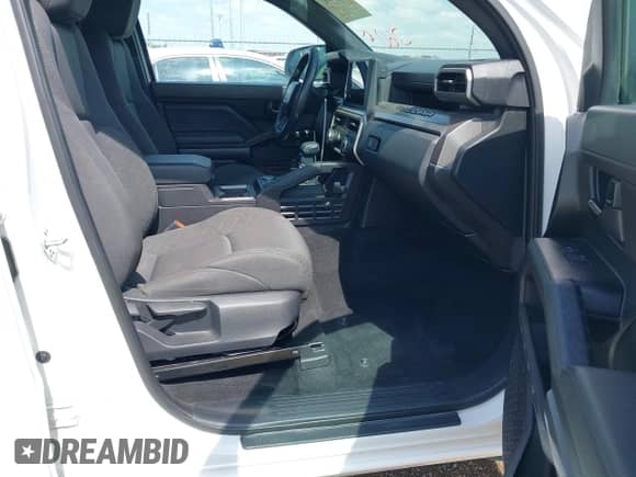 2024 Toyota Tacoma SR5 z VIN 3TYKB5FN8RT006646, wystawiony jako IAAI lot #42552787 z przebiegiem 23 870 mil mil oraz . Historia ofert i sprzedaży dostępna na DreamBid. Obrazek 5.