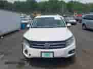 2013 Volkswagen Tiguan S z VIN WVGBV3AX6DW577296, wystawiony jako IAAI lot #42705129 z przebiegiem 110 709 mil mil oraz . Historia ofert i sprzedaży dostępna na DreamBid. Obrazek 12.