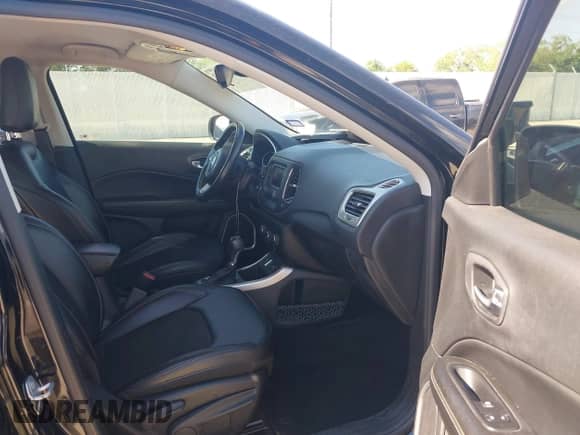 2018 Jeep Compass Latitude z VIN 3C4NJCBB0JT136698, wystawiony jako IAAI lot #43137653 z przebiegiem 81 742 mil mil oraz . Historia ofert i sprzedaży dostępna na DreamBid. Obrazek 5.