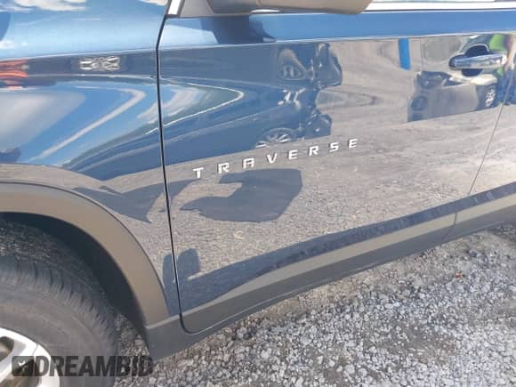 2022 Chevrolet Traverse LS z VIN 1GNEVFKW5NJ100986, wystawiony jako IAAI lot #42254550 z przebiegiem Nie podano mil oraz . Historia ofert i sprzedaży dostępna na DreamBid. Obrazek 6.