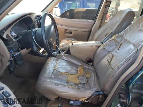 1998 Ford Explorer XLT с VIN 1FMZU32P8WZC33499, выставлен на аукционе Copart как лот 46713545 с пробегом 371 924 миль миль и Списание • Salvage title. История ставок и продаж доступна на DreamBid. Изображение 7.