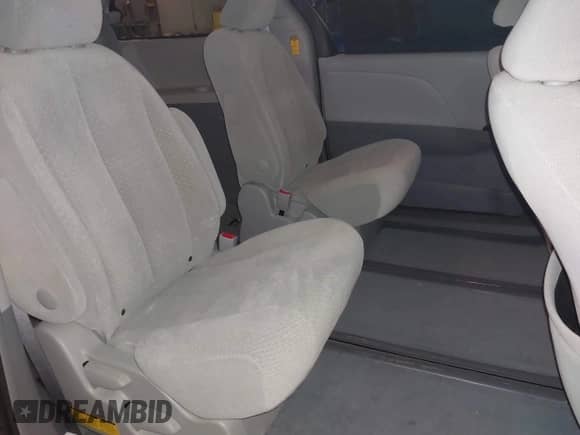 2014 Toyota Sienna LE z VIN 5TDJK3DC9ES071870, wystawiony jako IAAI lot #41133491 z przebiegiem 82 134 mil mil oraz . Historia ofert i sprzedaży dostępna na DreamBid. Obrazek 8.