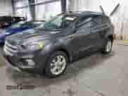2018 Ford Escape SE с VIN 1FMCU9GD7JUC08364, выставлен на аукционе Copart как лот 71776605 с пробегом 112 210 миль миль и Списание • Salvage title. История ставок и продаж доступна на DreamBid. Изображение 1.
