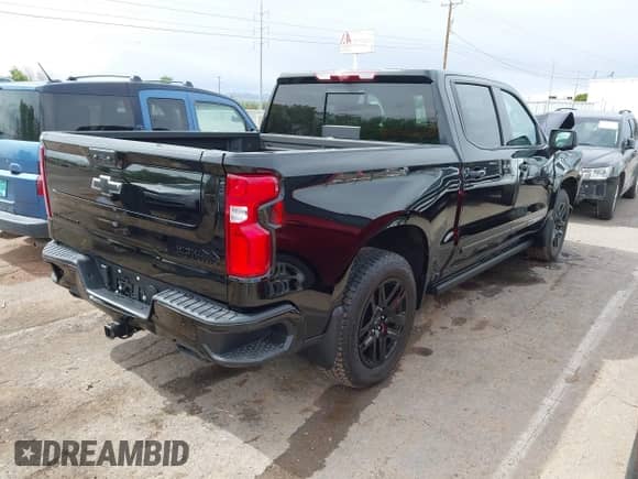 2024 Chevrolet Silverado 1500 High Country z VIN 1GCUDJE81RZ311617, wystawiony jako IAAI lot #42184679 z przebiegiem 2 117 mil mil oraz . Historia ofert i sprzedaży dostępna na DreamBid. Obrazek 4.