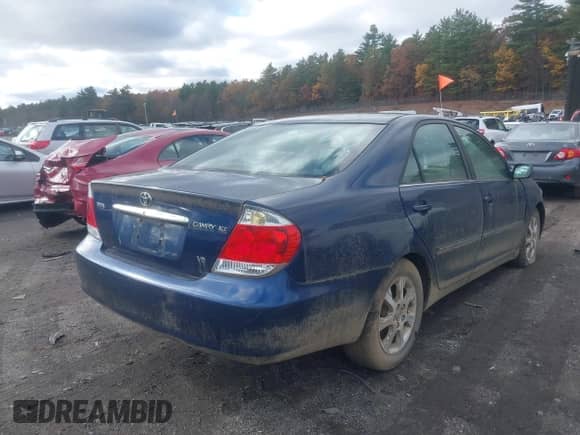 2005 Toyota Camry LE z VIN 4T1BF30K35U091920, wystawiony jako IAAI lot #43581408 z przebiegiem 130 454 mil mil oraz . Historia ofert i sprzedaży dostępna na DreamBid. Obrazek 4.