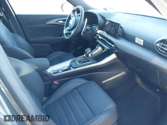 2024 Dodge Hornet R/T Plus z VIN ZACPDFDW1R3A08403, wystawiony jako IAAI lot #41510841 z przebiegiem 2 786 mil mil oraz . Historia ofert i sprzedaży dostępna na DreamBid. Obrazek 5.