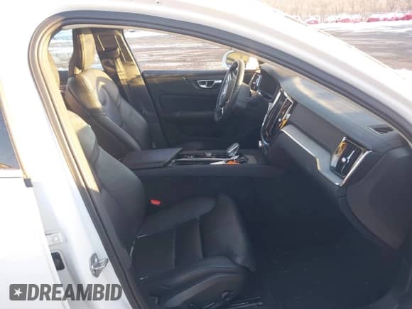 2022 Volvo S60 Inscription z VIN 7JRL12TL8NG162261, wystawiony jako IAAI lot #41417503 z przebiegiem 16 199 mil mil oraz . Historia ofert i sprzedaży dostępna na DreamBid. Obrazek 5.