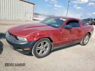 2012 Ford Mustang V6 z VIN 1ZVBP8AM9C5252788, wystawiony jako Copart lot #70525155 z przebiegiem 161 400 mil mil oraz Szkoda całkowita • Salvage title. Historia ofert i sprzedaży dostępna na DreamBid. Obrazek 1.