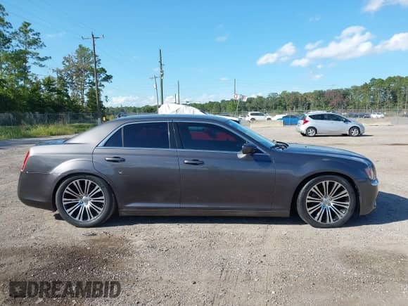 2014 Chrysler 300 S с VIN 2C3CCABG1EH148511, выставлен на аукционе IAAI как лот 42591400 с пробегом 196 626 миль миль и . История ставок и продаж доступна на DreamBid. Изображение 13.