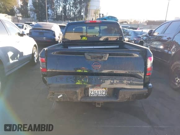 2024 Nissan Frontier SV z VIN 1N6ED1EJ6RN652071, wystawiony jako IAAI lot #41218027 z przebiegiem 16 061 mil mil oraz . Historia ofert i sprzedaży dostępna na DreamBid. Obrazek 16.