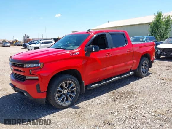 2020 Chevrolet Silverado 1500 RST z VIN 3GCUYEED1LG126855, wystawiony jako IAAI lot #42819335 z przebiegiem 82 684 mil mil oraz . Historia ofert i sprzedaży dostępna na DreamBid. Obrazek 2.