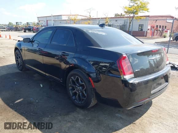2017 Chrysler 300 S с VIN 2C3CCAGG8HH597567, выставлен на аукционе IAAI как лот 43242390 с пробегом 105 336 миль миль и . История ставок и продаж доступна на DreamBid. Изображение 3.