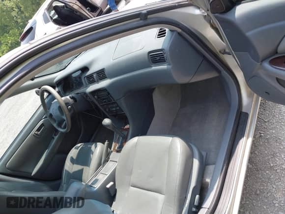 2001 Toyota Camry LE z VIN 4T1BF28K81U959631, wystawiony jako IAAI lot #42431888 z przebiegiem 165 638 mil mil oraz . Historia ofert i sprzedaży dostępna na DreamBid. Obrazek 5.