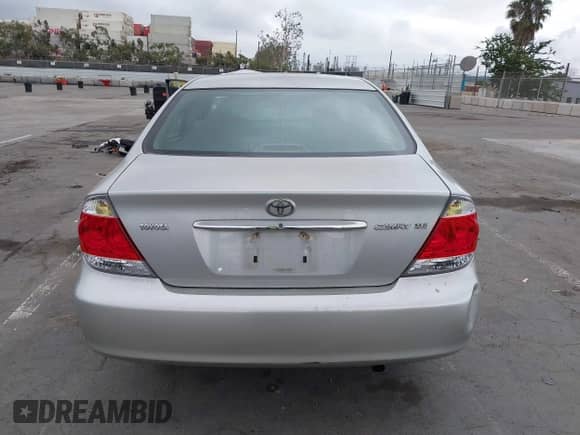 2005 Toyota Camry LE z VIN 4T1BE30K55U401715, wystawiony jako IAAI lot #43325367 z przebiegiem 136 435 mil mil oraz . Historia ofert i sprzedaży dostępna na DreamBid. Obrazek 15.